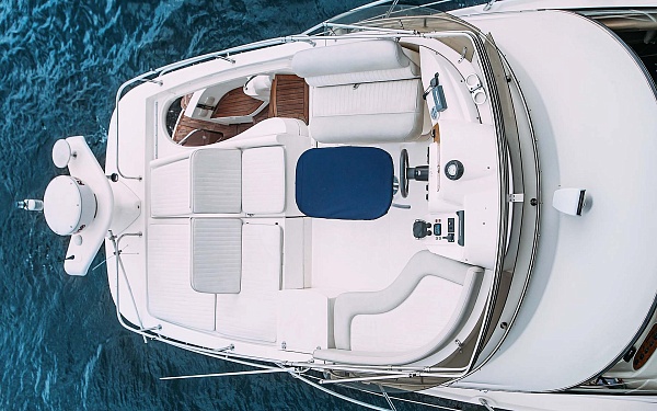 Аренда моторной яхты Sealine 39 АМО в Санкт-Петербурге